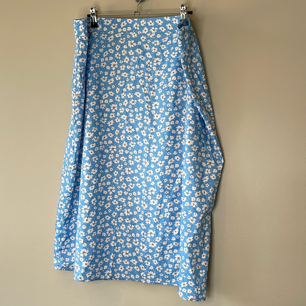 NWOT Midi Skirt with Slit, Women’s 1XL Blue Daisy Design